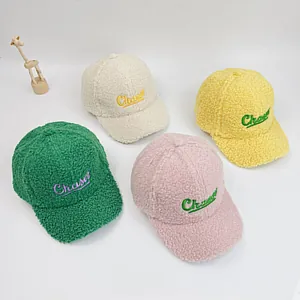 Casquettes enfant en laine d'agneau avec broderie Chase en vert, rose, blanc et jaune