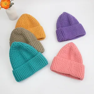 Vue détaillée de bonnets en grosse maille côtelée en diverses couleurs automne hiver