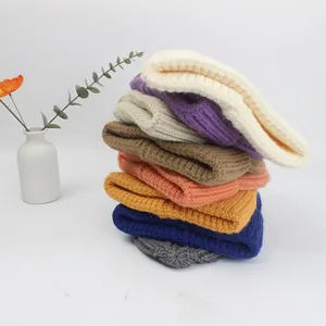 Berretti invernali in maglia a costine spesse in vari colori impilati verticalmente