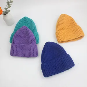 Bonnets en grosse maille de plusieurs couleurs avec revers pour chaleur et confort