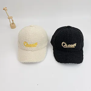 Casquettes de baseball en sherpa pour enfants avec broderie Chaser en noir et beige