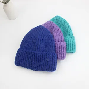 Bonnets en grosse maille marine, violet et vert avec texture côtelée pour l'hiver