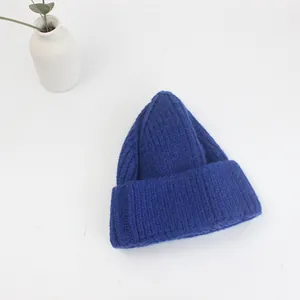Dettaglio macro del berretto in maglia a coste blu reale con trama spessa e punta a cono