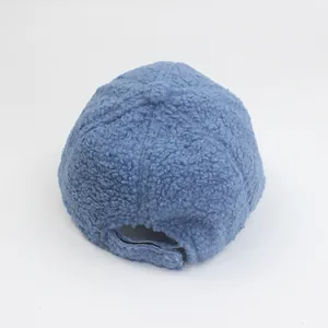 Detailansicht der Rückseite einer blauen Lammwolle-Kappe mit verstellbarem Band