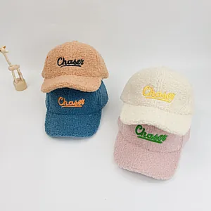 Détail de la texture polaire des casquettes Chaser brodées en différentes couleurs