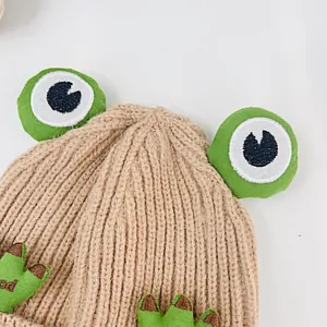Detail der khakifarbenen Strickmütze mit 3D-Froschaugen und hochwertiger Wollnaht