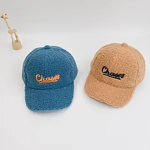 Détail de casquettes en polaire pour enfants avec broderie de lettres Chaser de qualité