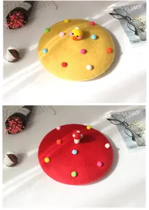 Detalle de boinas de lana hechas a mano con pato 3D, setas y pompones de colores