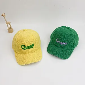 Détail de casquettes de baseball en laine d'agneau chaude avec lettres brodées