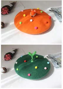 Detalle de boina de lana hecha a mano con decoración de zorro 3D y pompones de colores