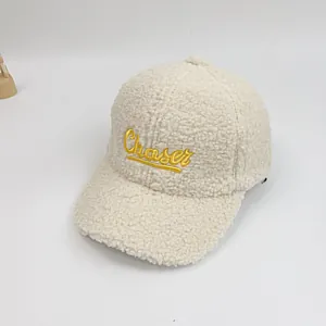 Détail de la casquette en laine d'agneau crème avec broderie jaune Chaser pour enfant