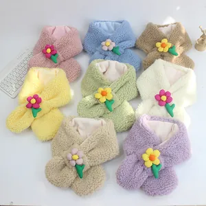 Detailansicht bunter Kinder-Plüschschals in acht Pastellfarben mit 3D-Blumenakzent