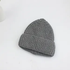 Détail de la maille grise épaisse et du revers côtelé de ce bonnet d'hiver chaud