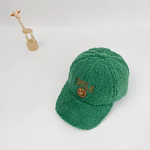Detailansicht der grünen Teddy-Fleece Winter-Baseballkappe mit Smile-Stickerei