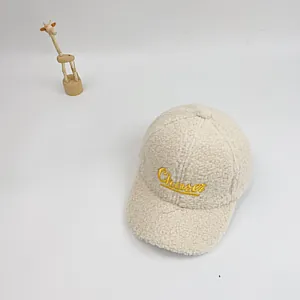 Détail de la casquette de baseball en polaire crème avec broderie Chaser jaune pour enfant