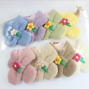 Detailansicht bunter Plüschschals für Kinder mit süßen 3D-Blumenakzenten aus Fleece