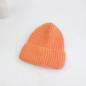 Détails macro d'un bonnet en maille côtelée orange avec revers pour l'hiver