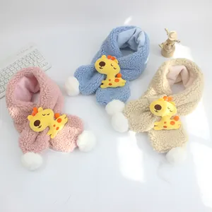 Sciarpa di peluche in lana d'agnello per bambini con giraffa in rosa blu e beige