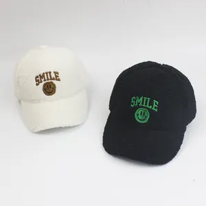 Winter-Baseballkappe aus Lammwolle für Kinder mit Smile-Stickerei in Schwarz-Weiß
