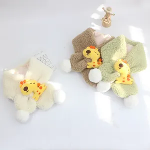 Sciarpe di lana di agnello per bambini con simpatica giraffa gialla e dettagli pompon