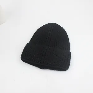 Détail de la texture en maille côtelée épaisse de ce bonnet d'hiver noir chaud pour femme