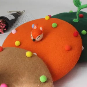 Boina de lana hecha a mano con diseño de zorro y bolitas de colores en tres tonos
