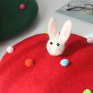Boina de lana roja hecha a mano con cabeza de conejo 3D y pompones de colores