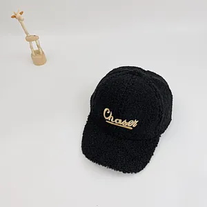 Détail de la casquette noire en polaire avec broderie dorée Chaser pour enfants