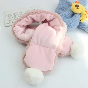 Scaldacollo in peluche rosa per bambini con trama morbida e pompon bianchi soffici