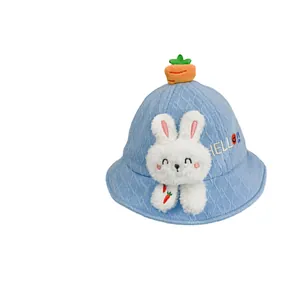 Blaue Baby-Fischerhut aus Strick mit Plüschhasen und Karotten-Detail für Kleinkinder