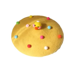 Boina de lana amarilla hecha a mano con pato 3D y decoraciones de pompones coloridos