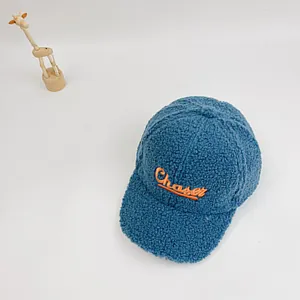 Détail de la casquette de baseball en polaire Sherpa bleue avec broderie Chaser