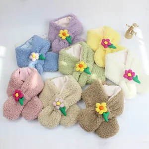 Kinder Plüschschal-Set in Bonbonfarben mit Blumen-Design in Rosa Lila und Grün warm