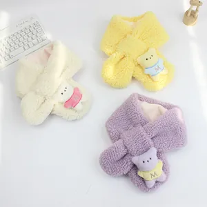 Détail d'écharpes pour enfants en laine d'agneau avec d'adorables oursons en peluche 3D