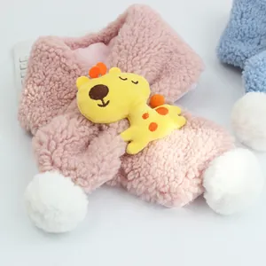 Dettaglio del tessuto in peluche rosa con applicazione giraffa e pompon per bambini