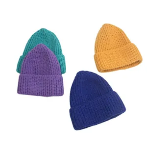Bonnets en grosse maille de quatre couleurs avec texture côtelée et revers d'hiver chaud