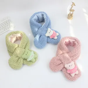 Écharpe en peluche pour enfants avec ours en rose, bleu et vert, texture douce