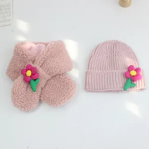 Rosa Plüschschal und Strickmütze Set mit Blumenstickerei für Mädchen im Herbst Winter