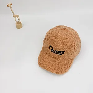 Vue détaillée de la casquette marron en polaire teddy avec broderie noire Chaser