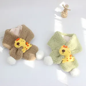 Dettaglio di sciarpe in peluche per bambini con toppe di animali e pompon bianchi