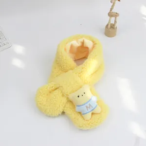 Détail d'une écharpe en peluche jaune ornée d'un ours mignon avec broderie de la lettre M