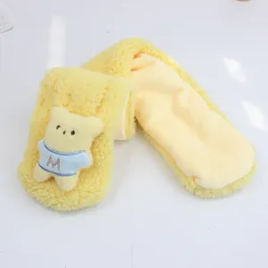 Détail de l'écharpe en peluche jaune avec un adorable ours en peluche 3D et pull lettre M