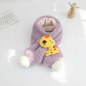 Dettaglio della sciarpa in peluche viola con giraffa gialla e pompon bianchi soffici