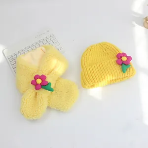 Gelbes Kinder-Set aus Strickmütze und Fleece-Schal mit rosa Blumenverzierung für Winter