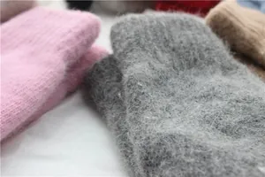 Makro-Detail von weichen Strickhandschuhen aus Kaninchenfell mit flauschiger Textur