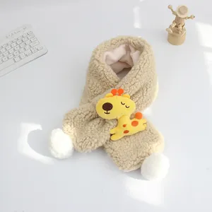 Dettaglio della sciarpa in lana d'agnello per bimbi con giraffa gialla e pompon bianchi