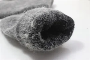 Makrodetail dunkelgrauer Strickhandschuhe mit dicker Kaninchenfelltextur und Rippbündchen