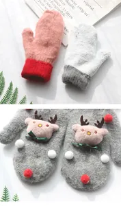 Dettaglio di muffole in peluche lavorate a maglia con motivo renna festivo