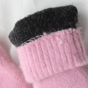 Detailaufnahme der rosa und schwarzen Strick-Kaninchenhaarmischung Thermohandschuhe