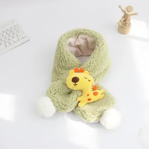 Dettaglio della sciarpa in peluche verde per bambini con giraffa e pompon bianchi